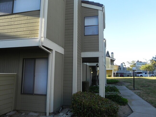 Building Photo - Large 3 bedroom 2 bath Townhouse in Hercul...
