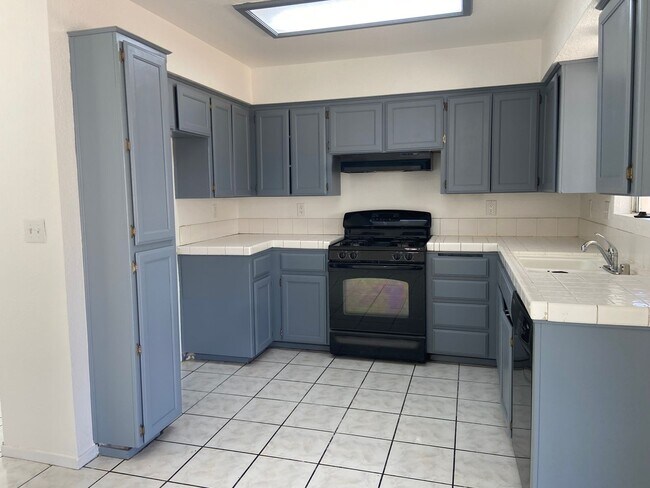 Foto del edificio - 1301 DEER CREEK ST. - 3 BED 2 BATH - TULARE