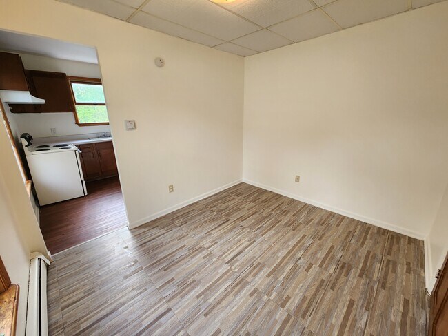 Sala de estar de 9x11 - 8 Orient Ave