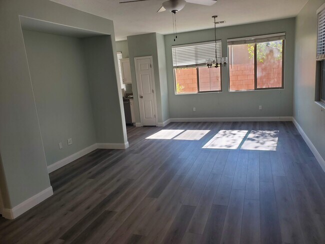 Foto del edificio - 945 N Slow Creek Ln