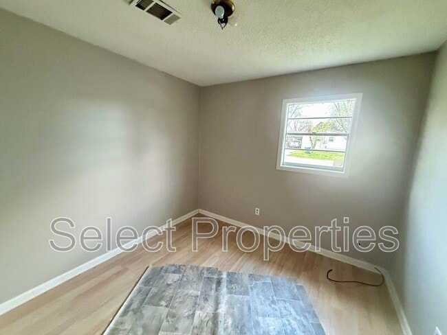 Building Photo - 3200 Meador Rd