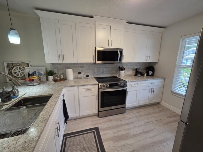 Building Photo - Updated full furnished 2/2 villa in great Safety Harbor location.