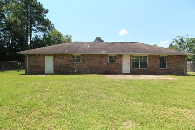 Building Photo - 3/2 Northwest Pensacola brick home with ga...