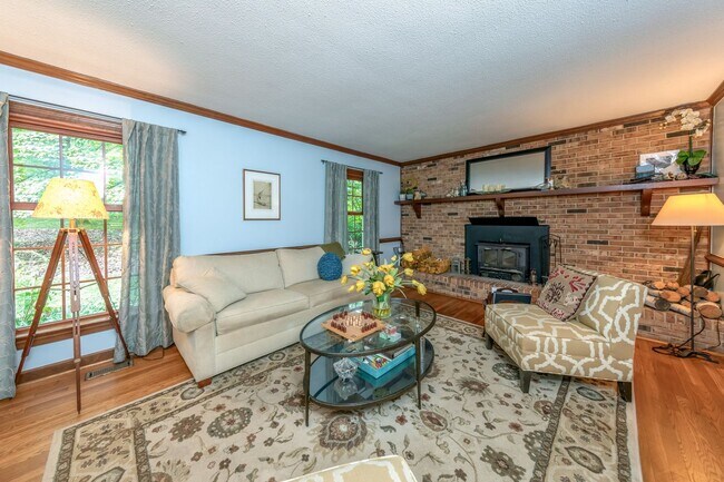 Foto del edificio - Spacious Colonial in Queens Lake