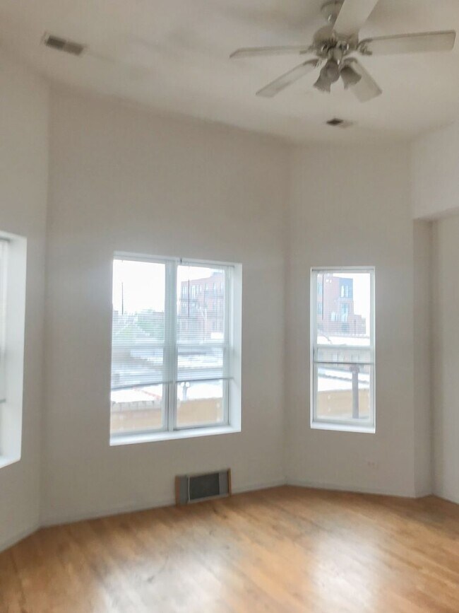 Foto del edificio - 1022 N Damen Ave