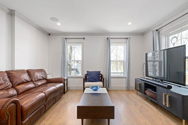Building Photo - 53 River St