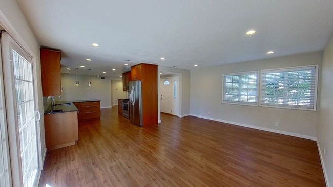 Building Photo - Lovely Open & Spacious Home in Huntington ...