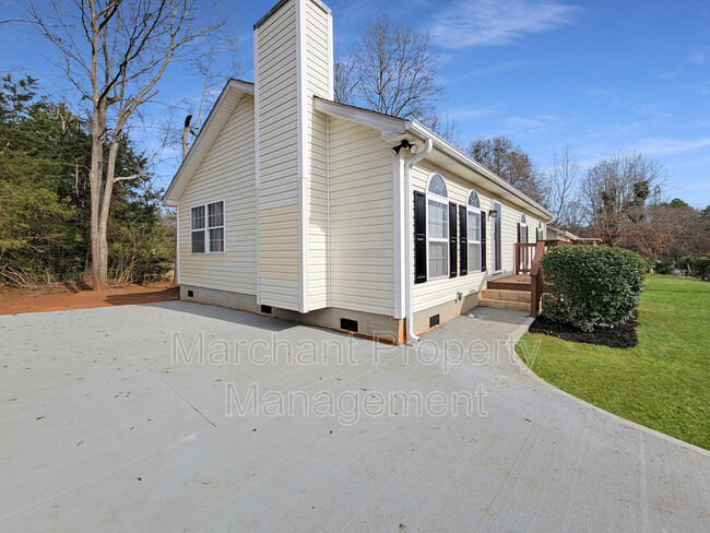 Building Photo - 10 Wrangler Ct