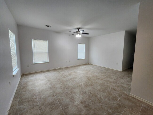 Building Photo - 3-Bedroom, 1-Bath on 1 acre lot