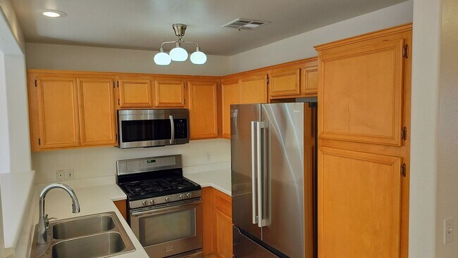 Foto del edificio - Townhome with Loft + Two Bedrooms/Baths - Designed for Comfort in Gated Community