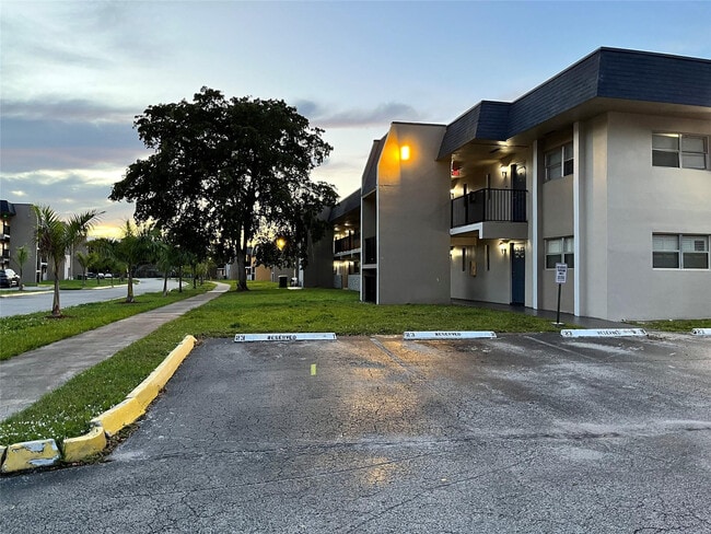 Building Photo - 7925 Fairview Dr