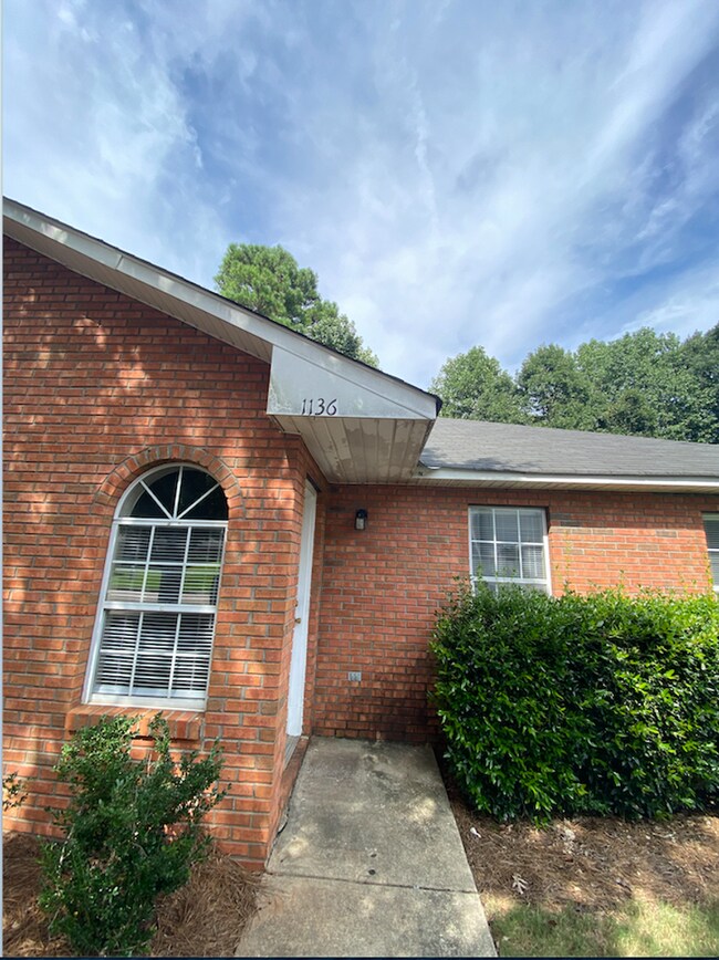 Building Photo - 1136 Northlake Dr