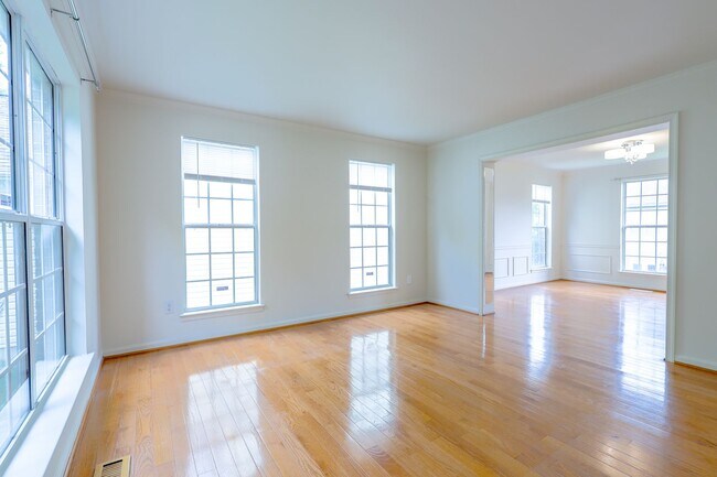 Foto del edificio - Beautiful 4 BR/3.5 BA Single-Family Home i...