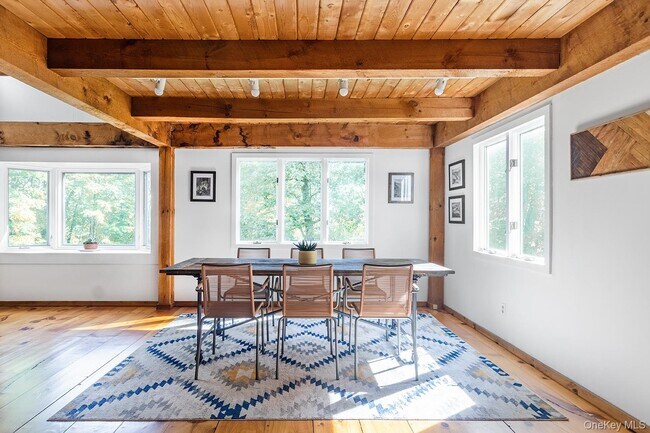 Foto del edificio - 629 Hall Hill Rd