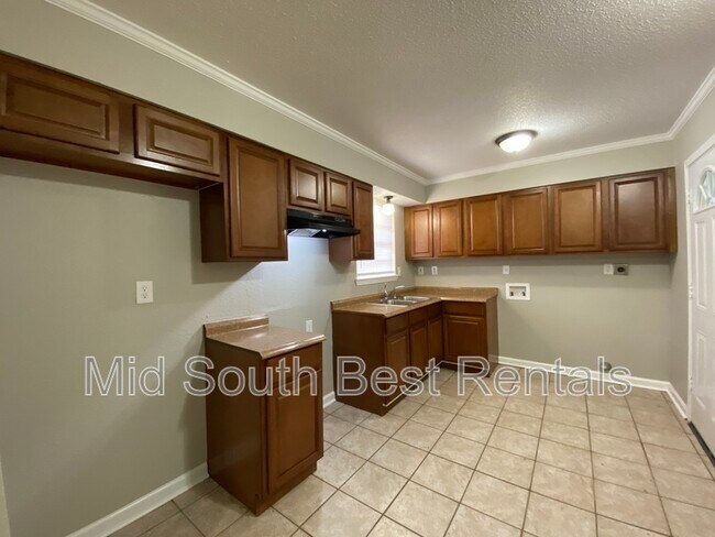 Building Photo - 3225 Harvester Ln E