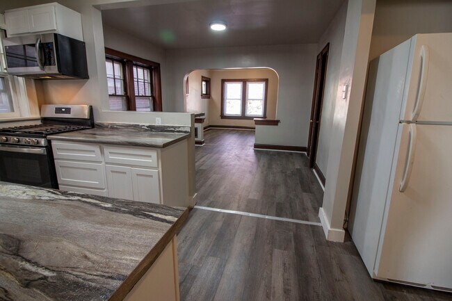 Building Photo - 4954 Winona Ave