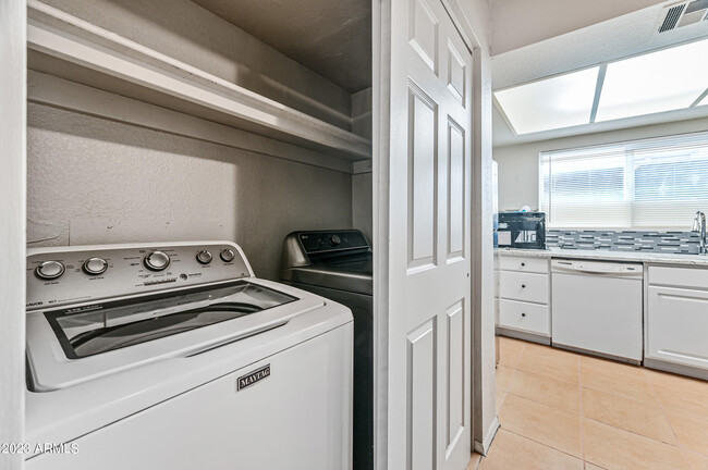 Building Photo - 1560 W Sahuaro Dr