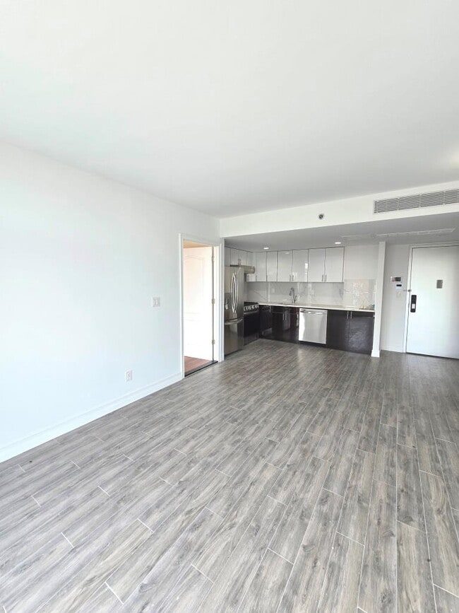 Building Photo - 65-18 Austin St
