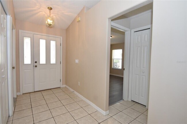 Foto del edificio - 8 Regency Dr