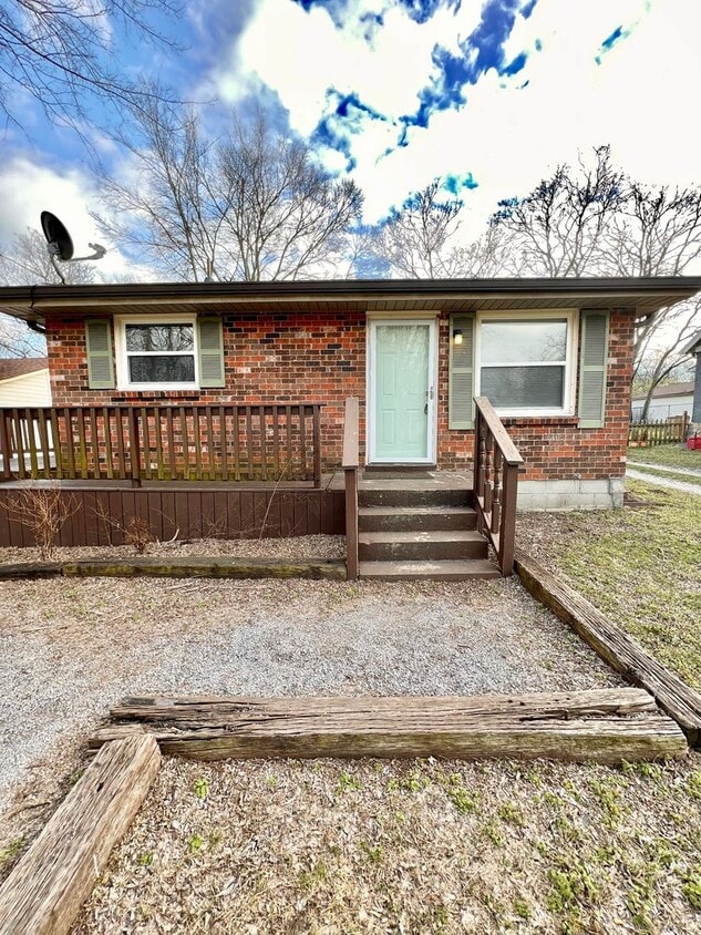 Available May 15! 2 bed 1 bath Duplex in M... - Available May 15! 2 bed 1 bath Duplex in M...