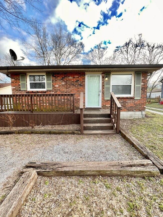 Available May 15! 2 bed 1 bath Duplex in M... - Available May 15! 2 bed 1 bath Duplex in M... House