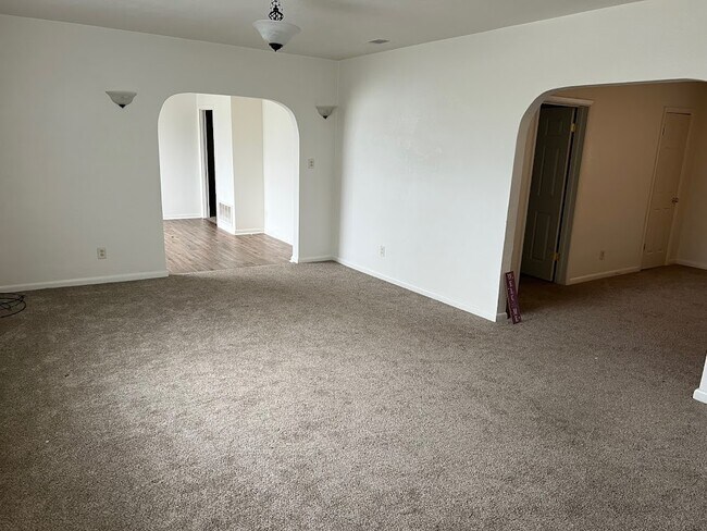 Building Photo - 701 Hickory St