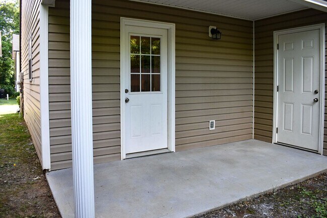 Building Photo - Knoxville 37918 - 2 bedroom 1.5 bath townhouse - call Jean Chung 865-386-1022