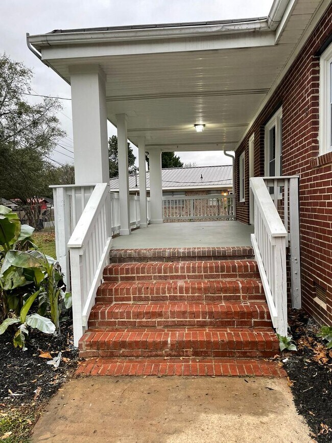 Foto del edificio - 3  Bedroom 1.5 bath Brick Ranch Style Home...