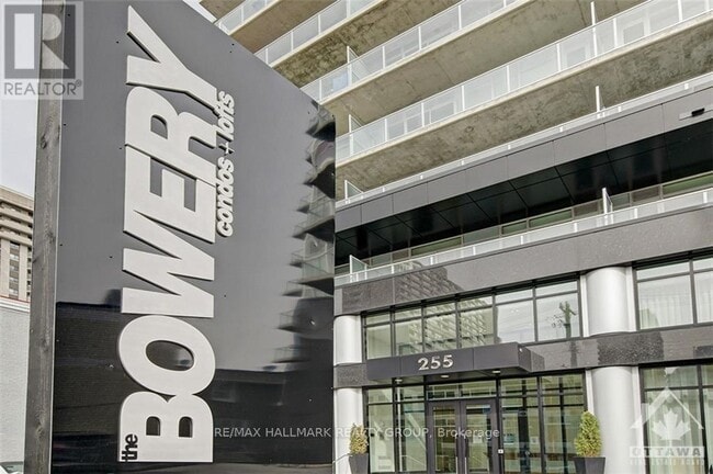 Building Photo - 255 Bay St