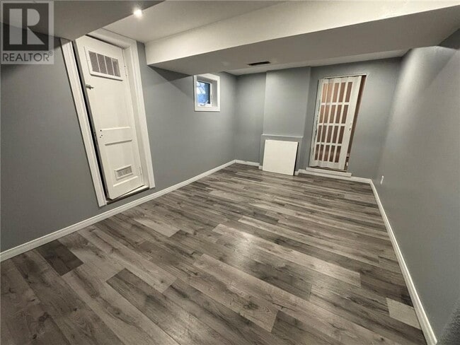 Building Photo - Spacious 2.5 Bed / 1 Bath Detached Home in...