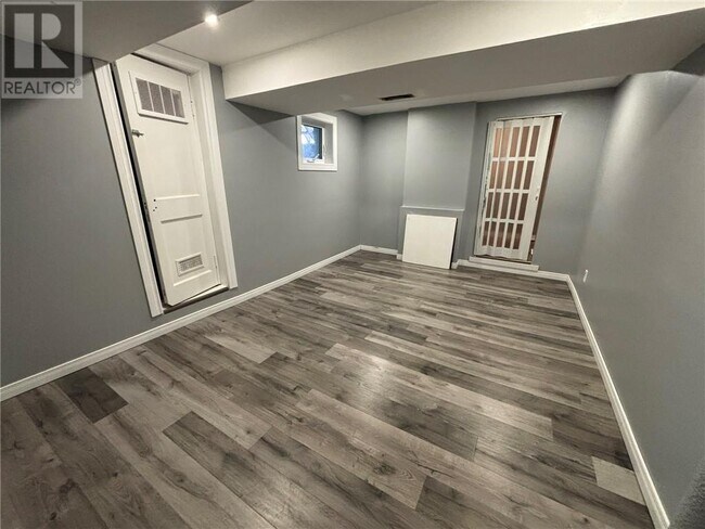 Photo du bâtiment - Spacious 2.5 Bed / 1 Bath Detached Home in...