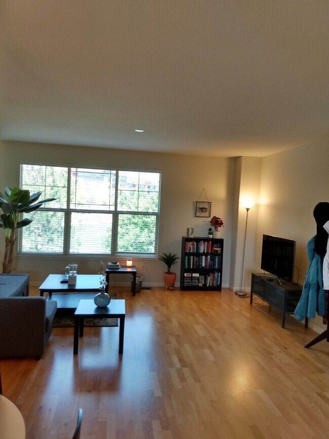 Building Photo - Bright 2bd/2.5 ba townhome in quiet Broomf...