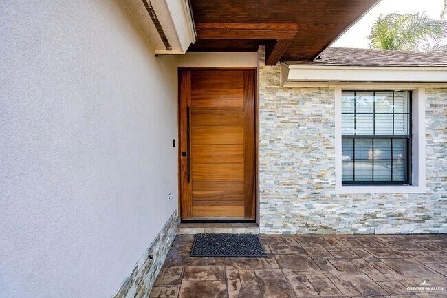 Building Photo - 408 E Redbud Ave
