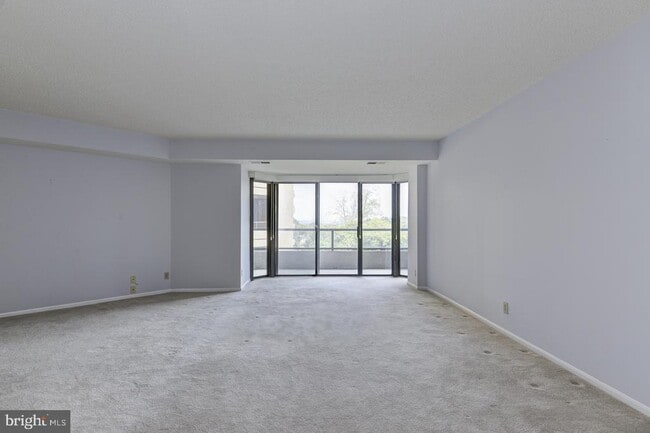 Building Photo - 1600 N Oak St