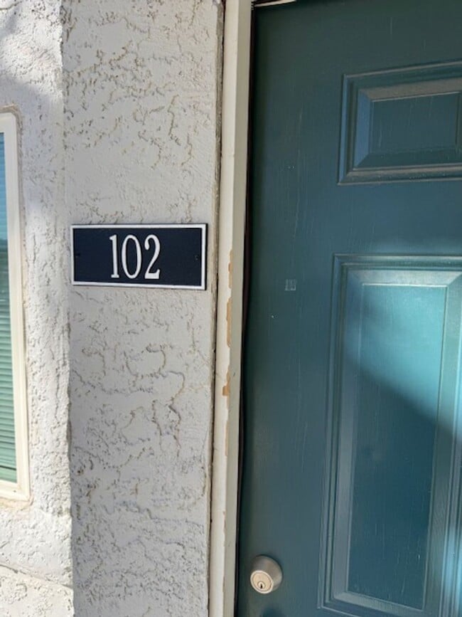 Building Photo - 1904 Las Palmas Ln