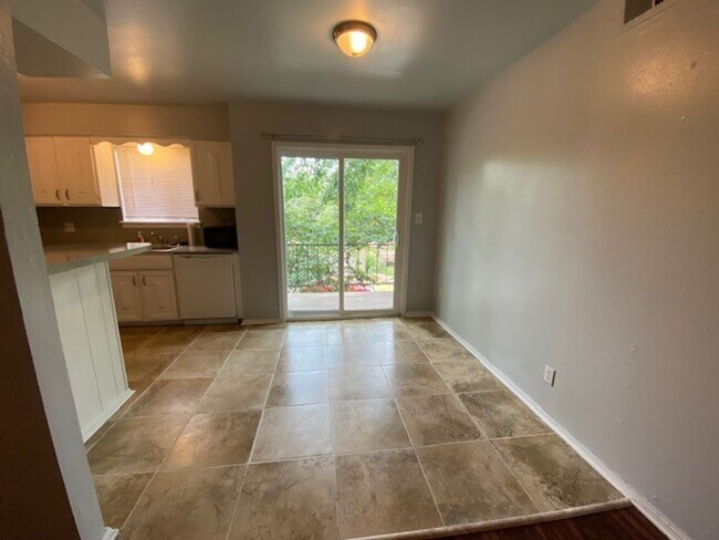 Foto del edificio - Price Reduced - Exceptional Price on 2-bed...