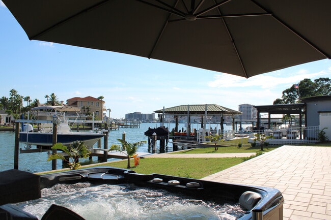 Building Photo - 229 Palm Is NW