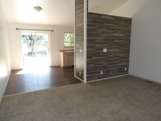 Building Photo - Home in CDA Place!