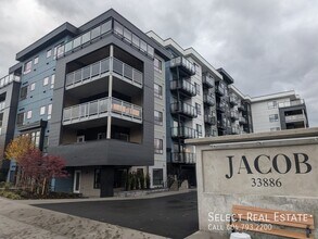 Building Photo - 33886 Pine St