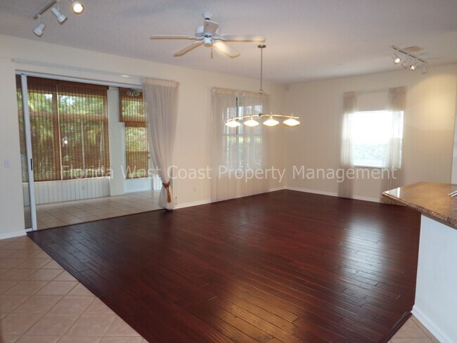 Building Photo - SPACIOUS 3 BEDROOM/2 BATH LOCATED NEAR UNI...