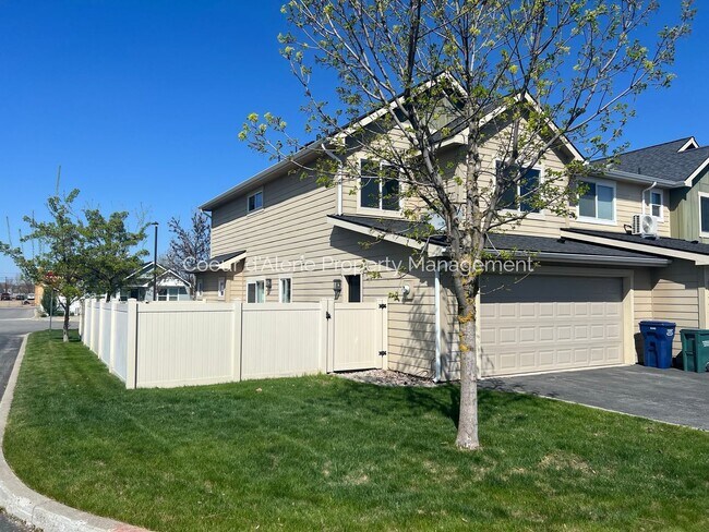 Foto del edificio - 3 bed, 2.5 bath townhouse in CDA Place!