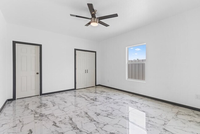 Foto del edificio - 10799 E Drake St
