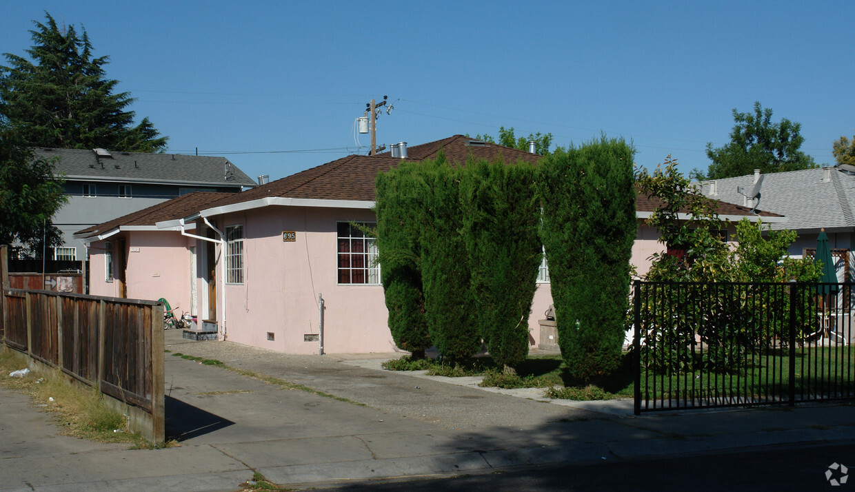 Building Photo - 695-697 Banff St