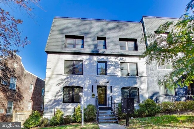 Building Photo - 4017 Davis Pl NW