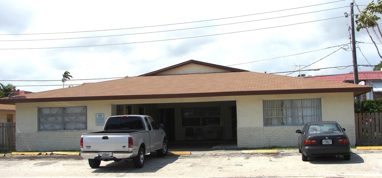 Building Photo - 3531 NW 5th Ter
