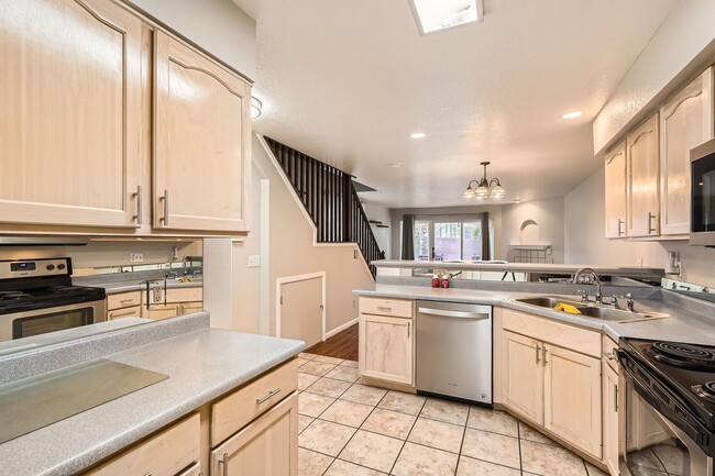 Building Photo - Beautiful end unit townhome with 2 bedrooms and 2.5 bath in a quiet and friendly neighborhood.