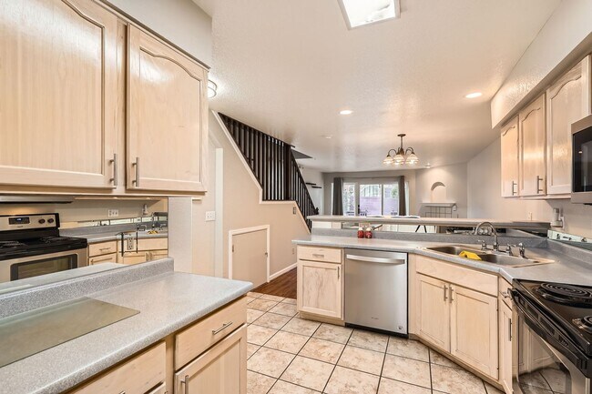 Foto del edificio - Beautiful end unit townhome with 2 bedrooms and 2.5 bath in a quiet and friendly neighborhood.