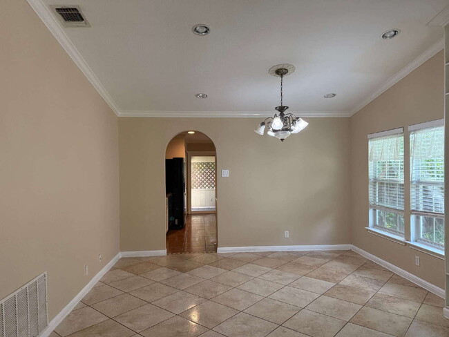 Building Photo - Beautiful Kitchen and Open Floor Plan