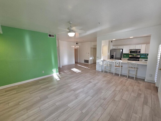 Foto del edificio - 1351 N Pleasant Dr