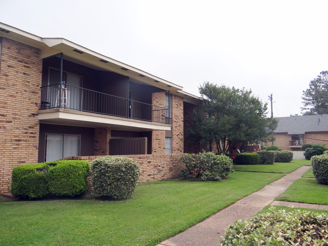 Trafalgar Patios/Porches - Trafalgar Apartments